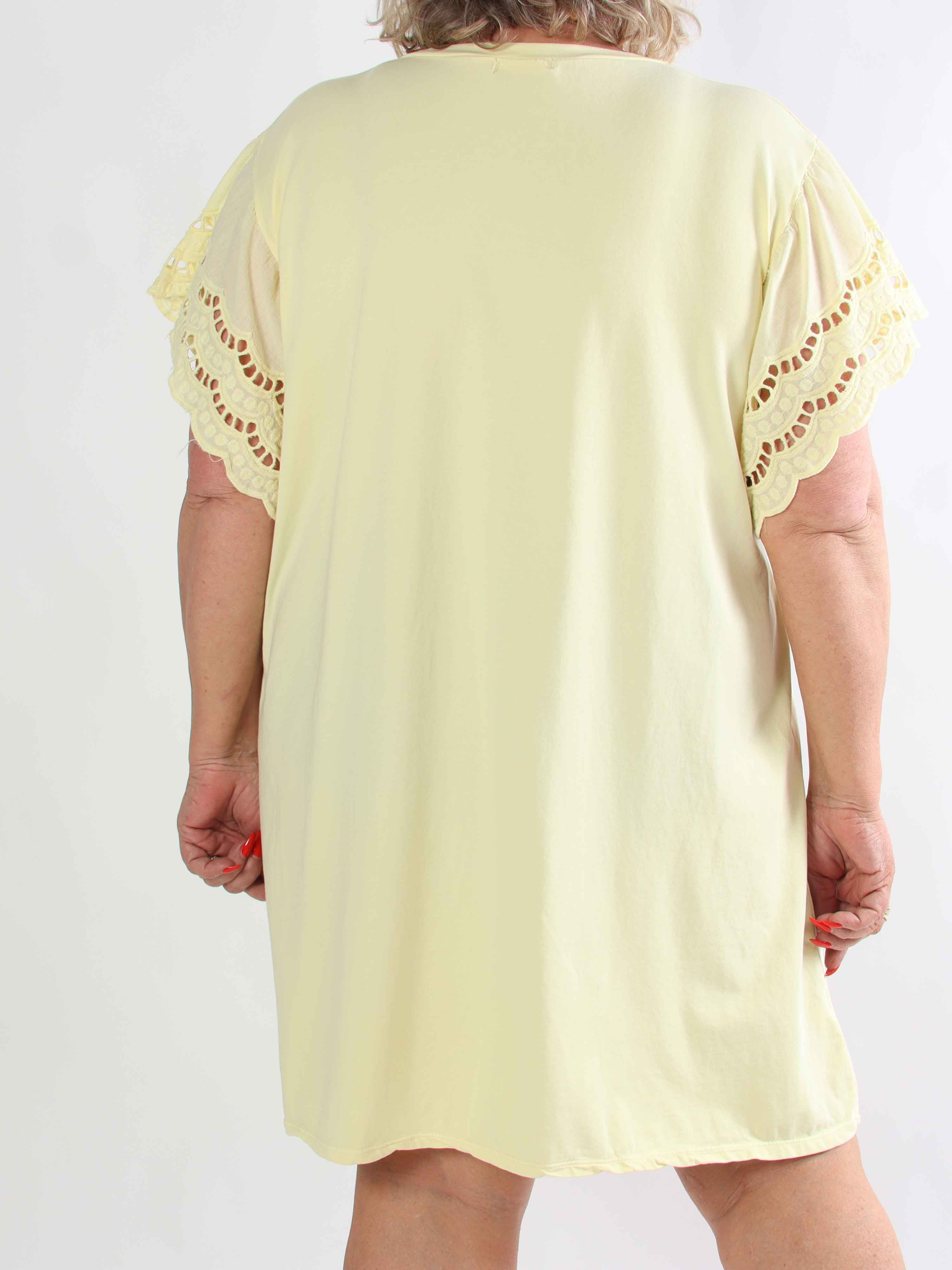 Magnolia - Plus size t-shirtkjole i blød bomuld med fine ærmer i broderet hulmønster